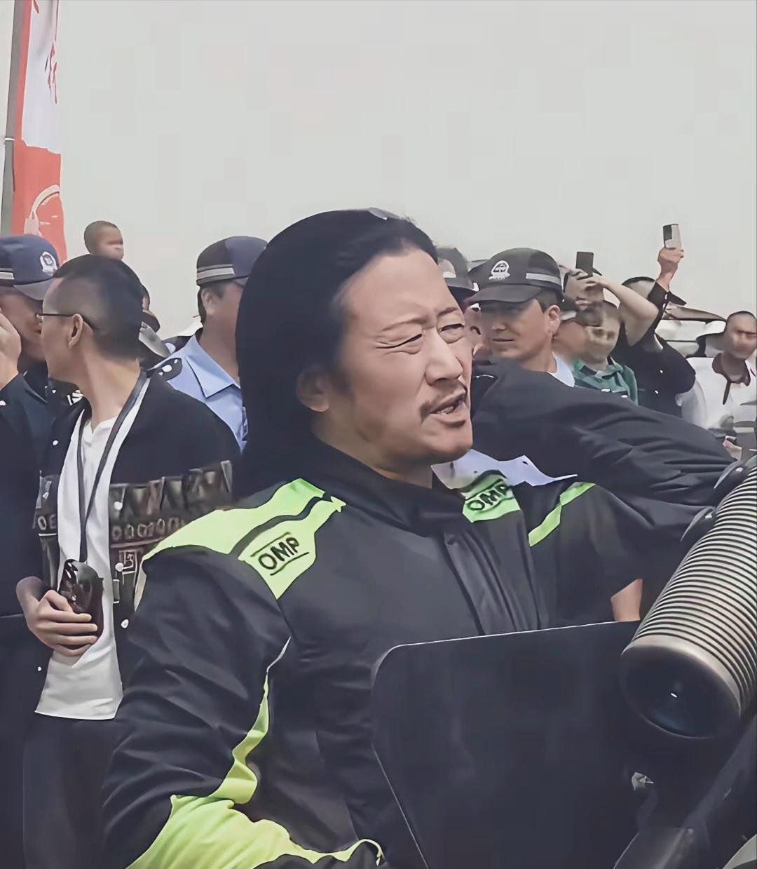 吴京年轻时候留短发阳光帅气,现在留长发蓄胡须更显成熟魅力,风格变化自成一派。大家