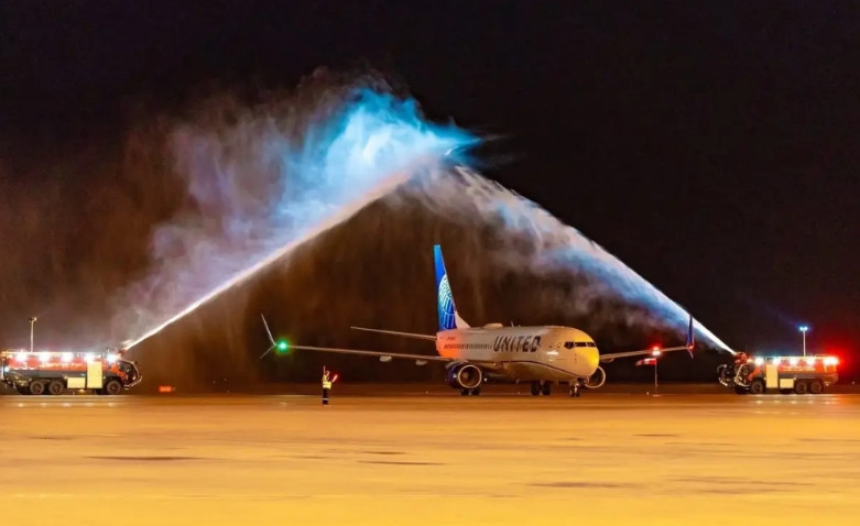 蒙古人盼来了美国飞机。美国联合航空公司的一架客机飞抵蒙古首都乌兰巴托成吉思汗国际