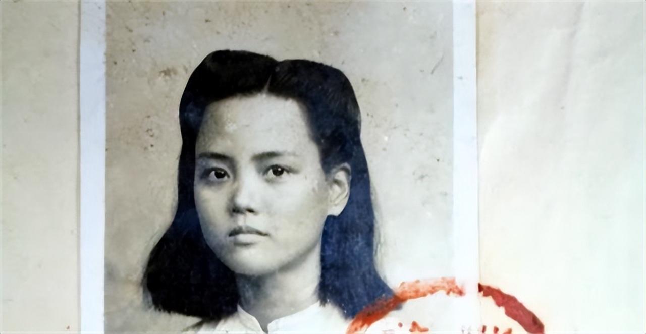 1943年底，地下党徐佩珩正在发电报，突然发现外面有日军跑动，徐佩珩赶紧