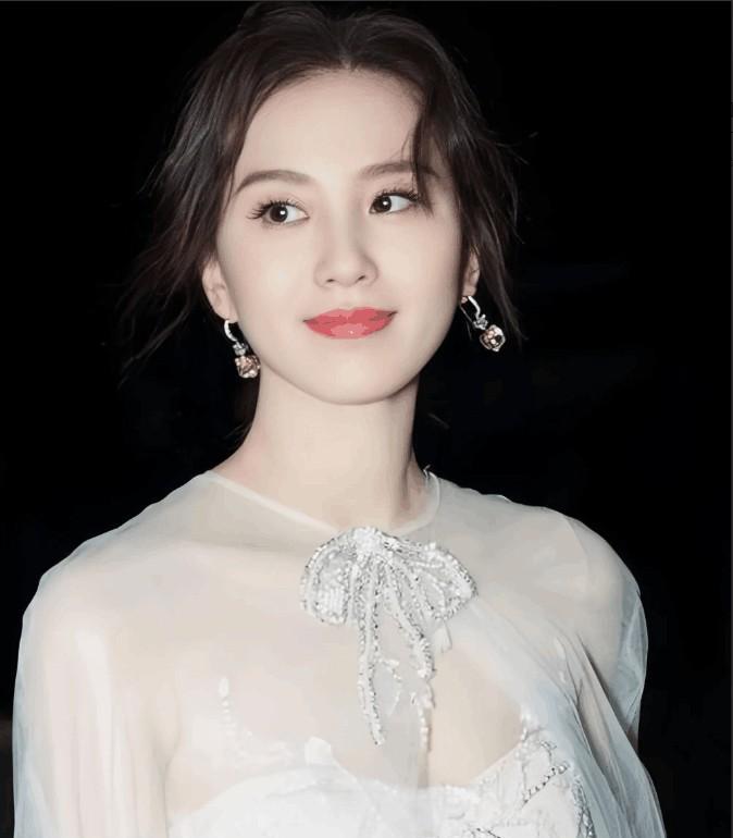 一直都知道她在电视剧里很美，没想到现实中也竟然这么的漂亮。仅仅淡淡的妆，就能美得