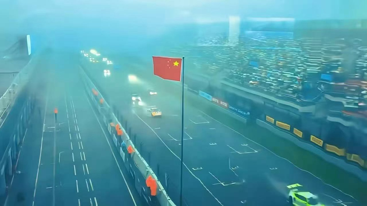 王一博给摩托姐姐点赞了谁能不被这一刻戳中！暴雨天气里摩托姐姐顶着风雨守在看台，王