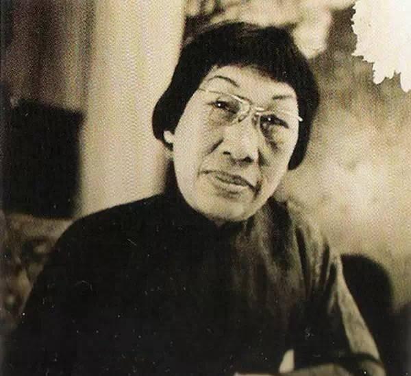 1908年，13岁的潘玉良被舅舅卖到妓院，老鸨看她一眼嫌弃道：“狮子鼻厚嘴唇，这