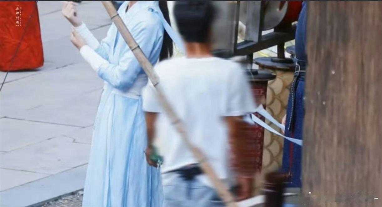 萌鼠了。。。肖战在后面玩王一博的飘带欸还有两个视角😋🤲🏻