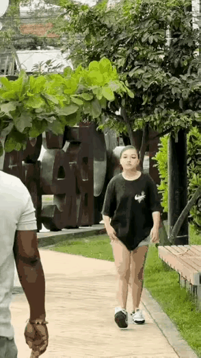 终于明白美国人为什么那么爱枪。大街上，身材娇小的女子遇到身材高大的黑人男子时，