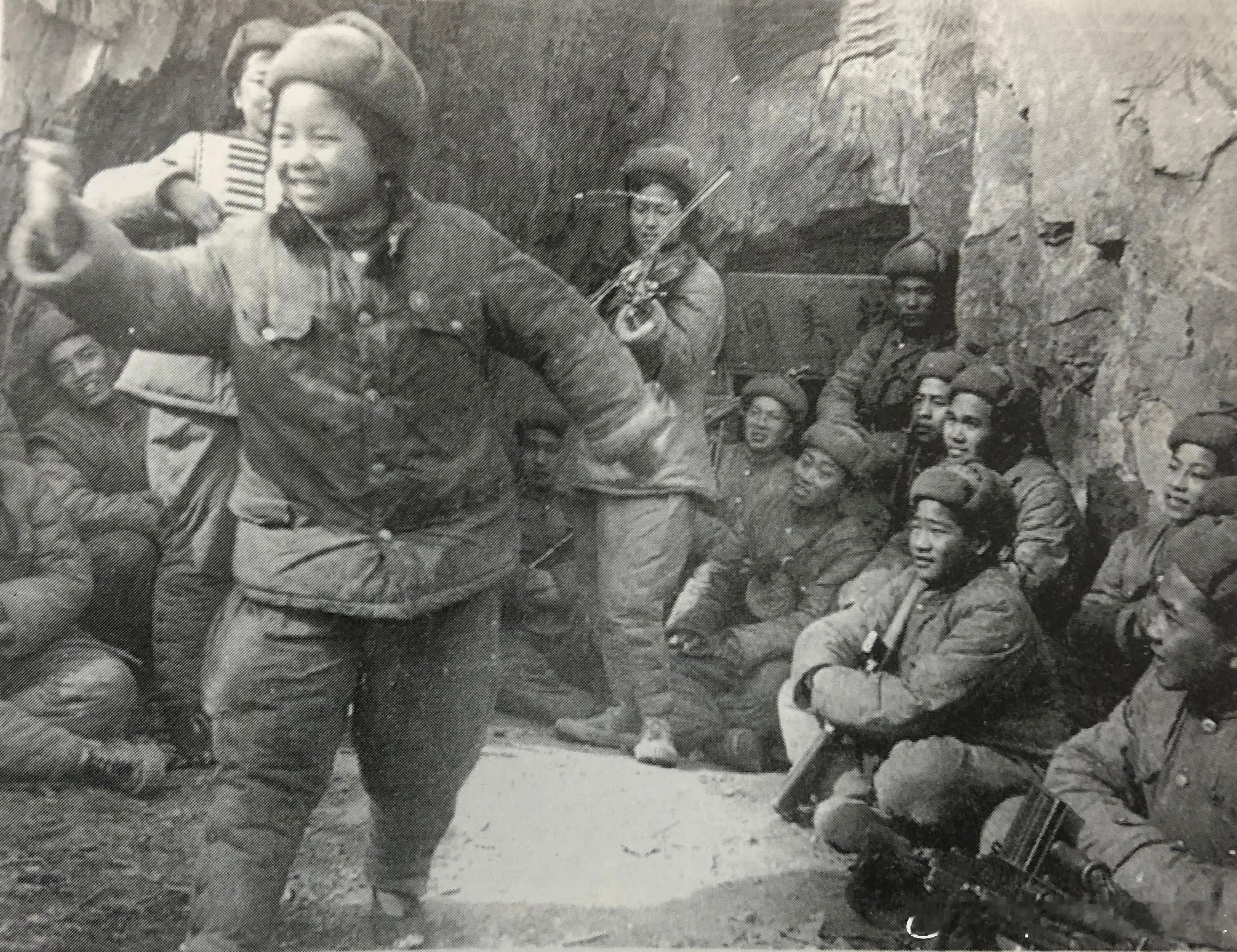 1951年志愿军39军文工团13岁的王力娟为战士跳舞。图2是1958年10月25