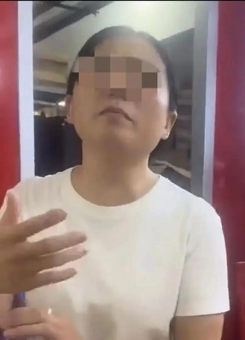 女子在服装店买了件新衣服，穿上就走，把旧外套扔在试衣间，几天后又跑回来找老板要，