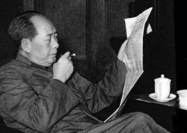1969年开会的时候，毛主席盯着抽雪茄的李先念看了好半天，笑着说：先念啊，你抽这
