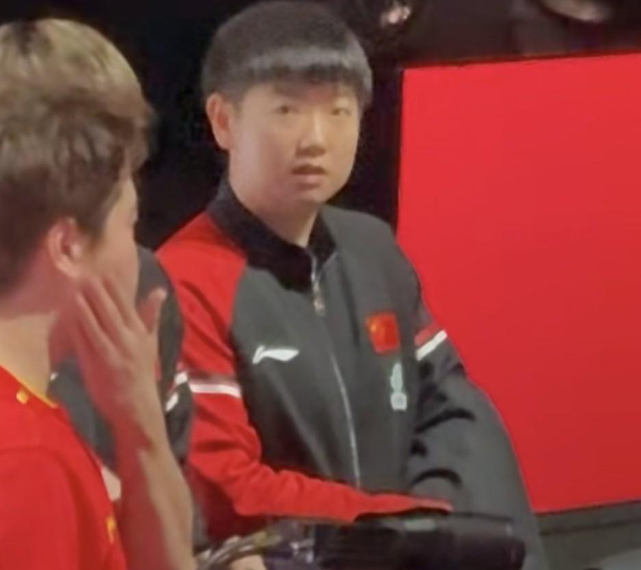 这就是团队精神！梁靖昆输给了小勒布伦下了赛场，心情看起来不是很好，孙颖莎