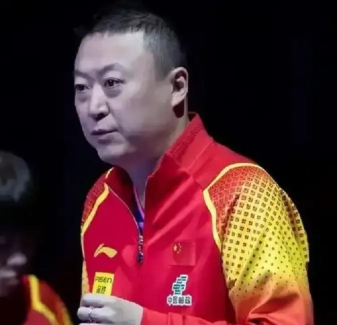 马琳没露面，不是请假，是腰快废了。执教二十年，跪着带出冠军，站着的腰却撑不住了