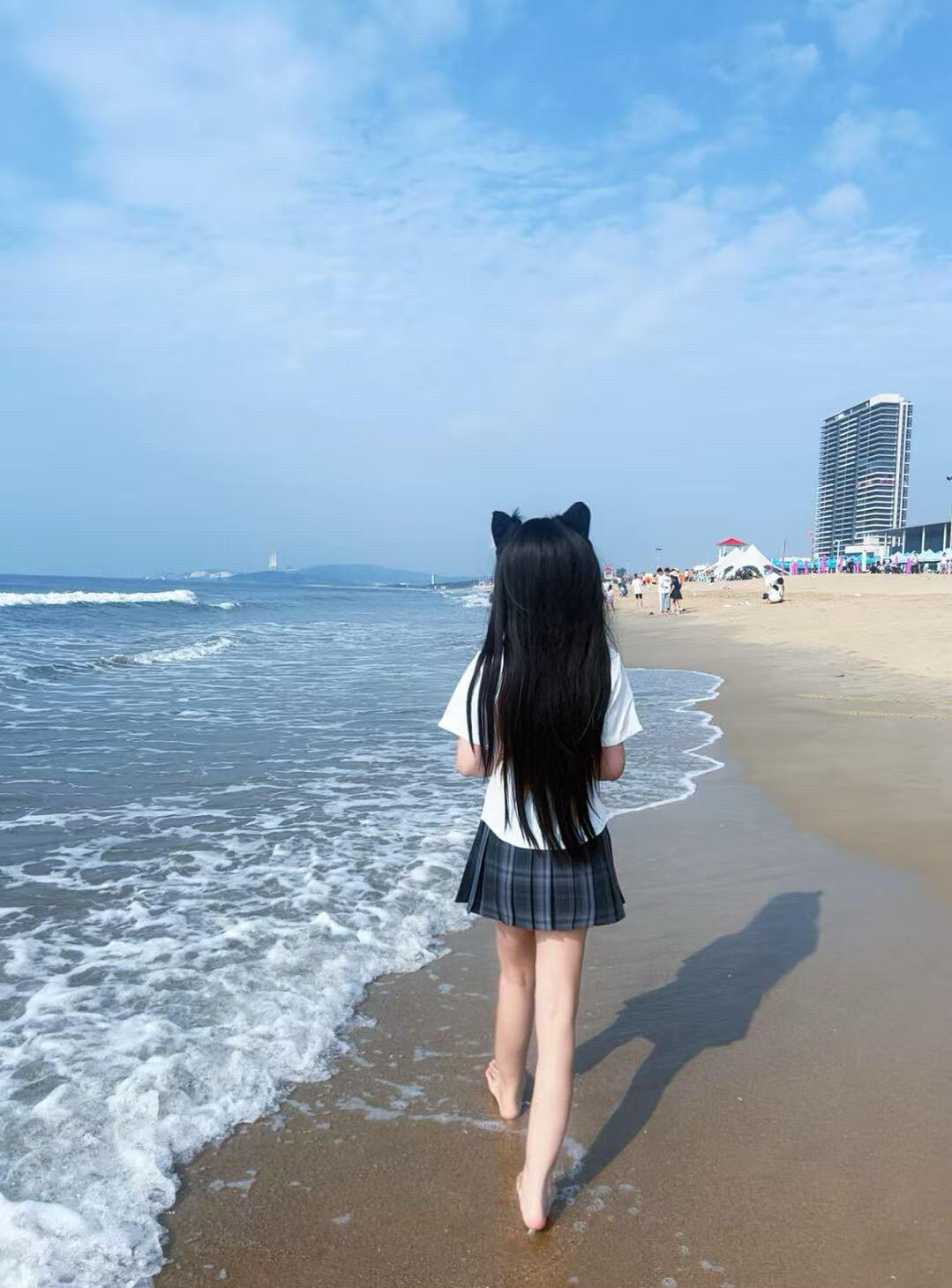 一个妈妈感慨说：永远不要低估基因的强大孩子长大后，尤其是男孩，他走路的样