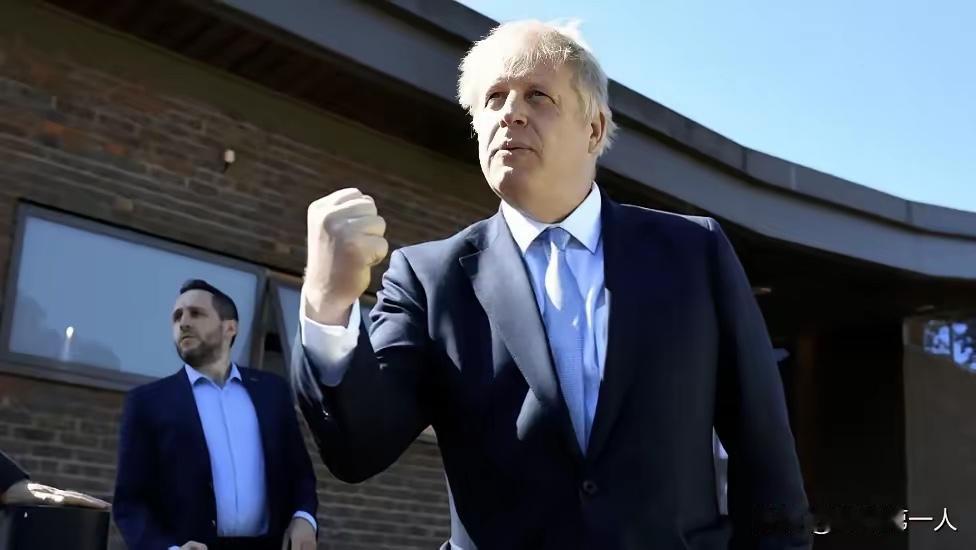 斯塔默死死锁住空军基地，拒绝给美军轰炸伊朗提供跳板！外界全以为英国只是在忌惮战争