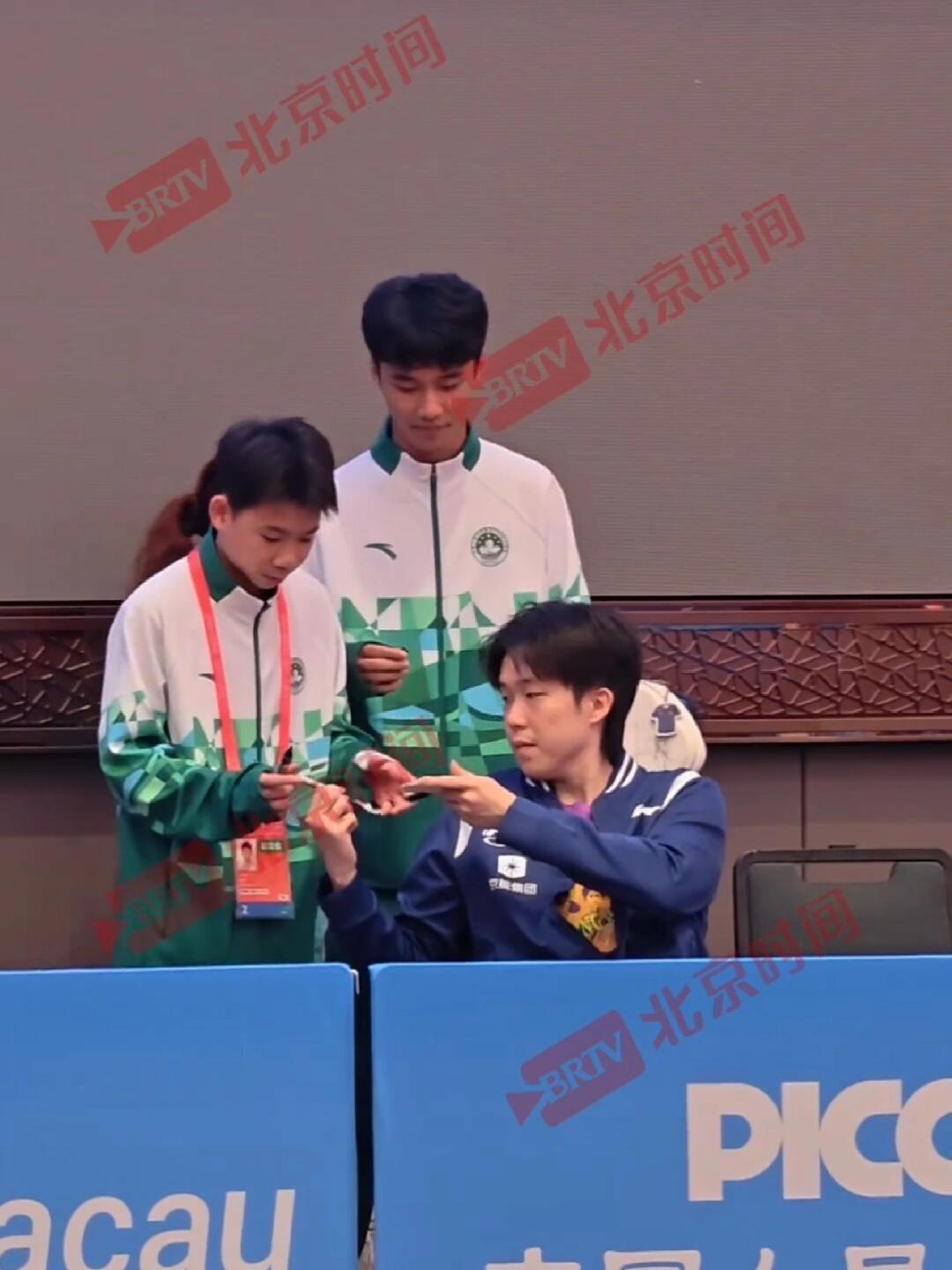 王楚钦身后的两个学生引人注目，找偶像签名，耶耶哥也是绝对的领衔人物！小朋友，大