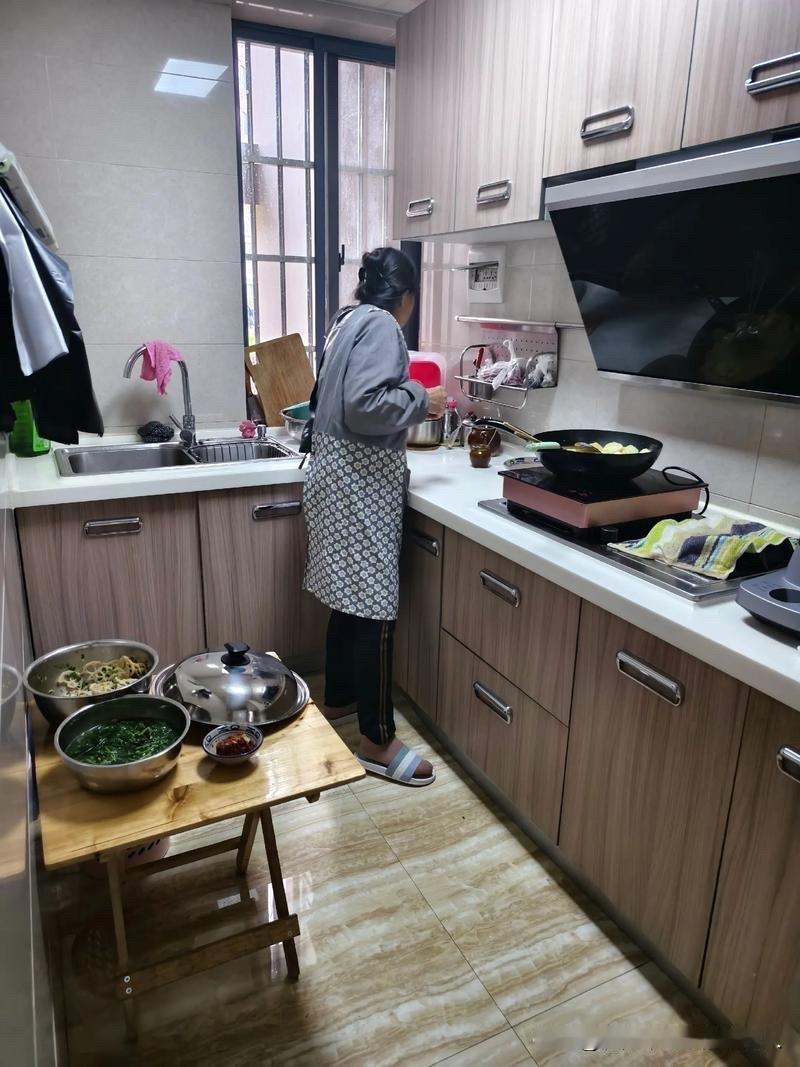 每次回娘家，都是我妈一个人在厨房忙前忙后。而我弟媳妇呢，就坐在客厅的沙发上，