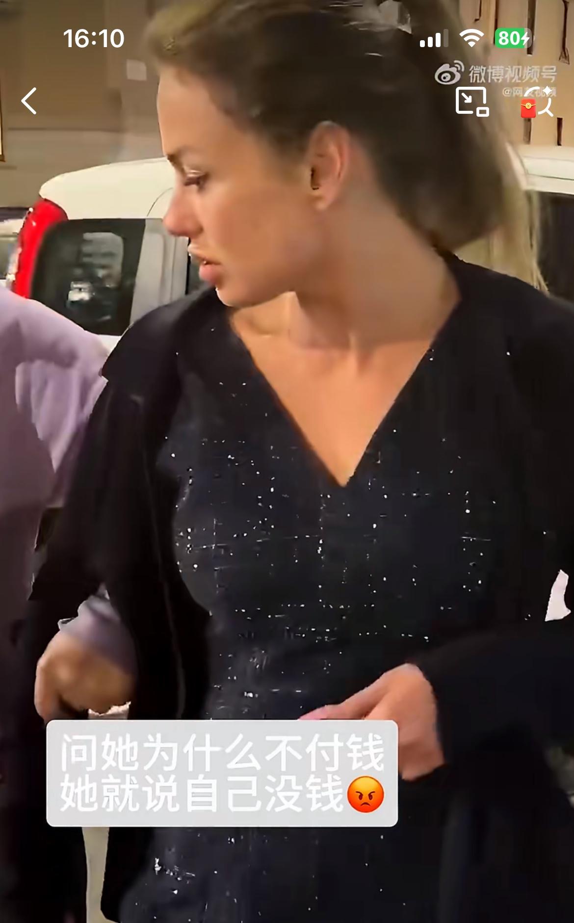 想不到这么漂亮的一个意大利女生，竟然在中国人的美甲店里白嫖服务。这名打扮时尚的美