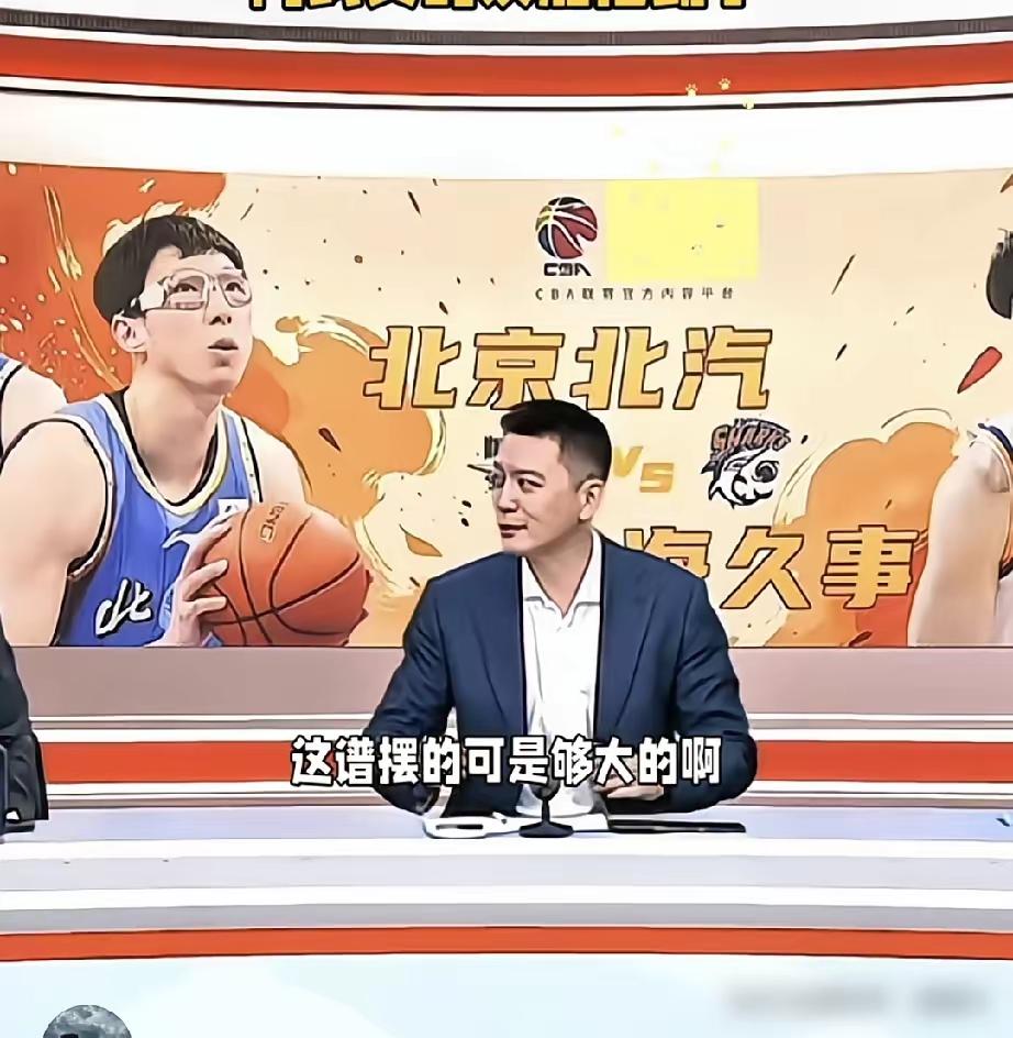 杨鸣直接开骂：拿着顶薪在场上散步，脸都不要了？你听听杨鸣在解说席上都急成什么样