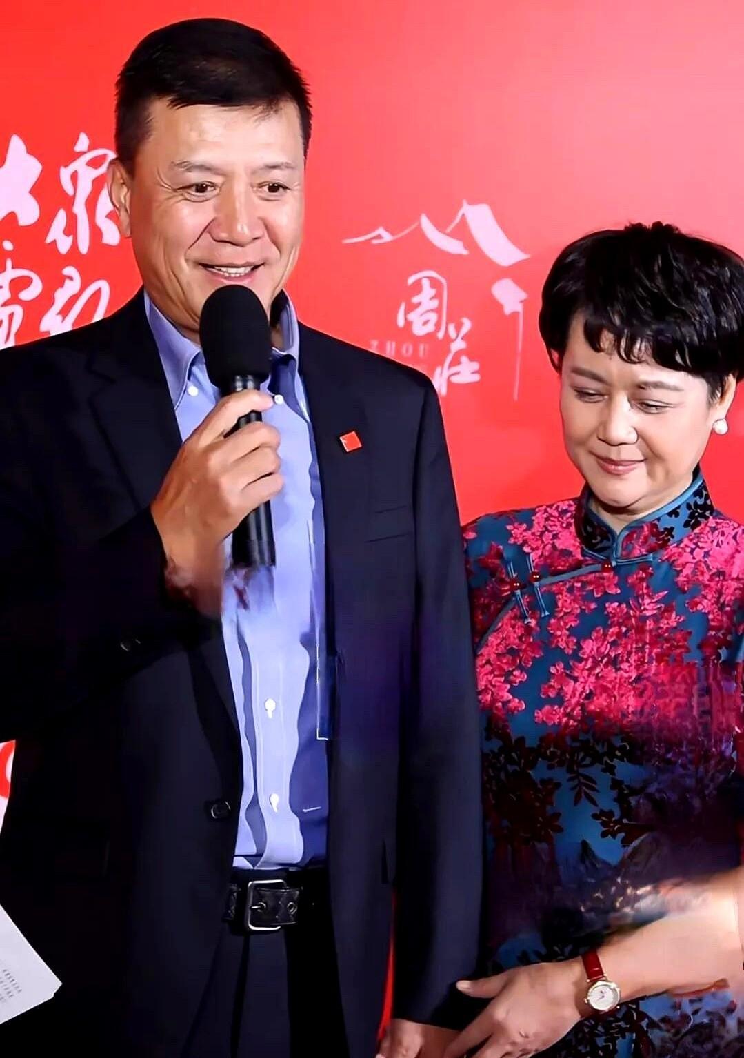 66岁茹萍和60岁刘之冰在金鸡奖红毯上，一个被搀着，一个被护着，像普通老两口逛菜