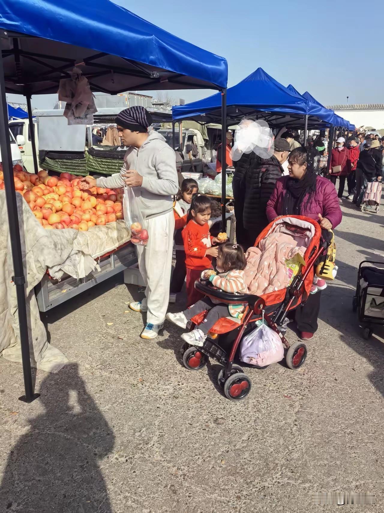 在北京昌平逛大集的印度人，二大人带个孩子，很是悠闲，看来已经融入到中国的生活节奏