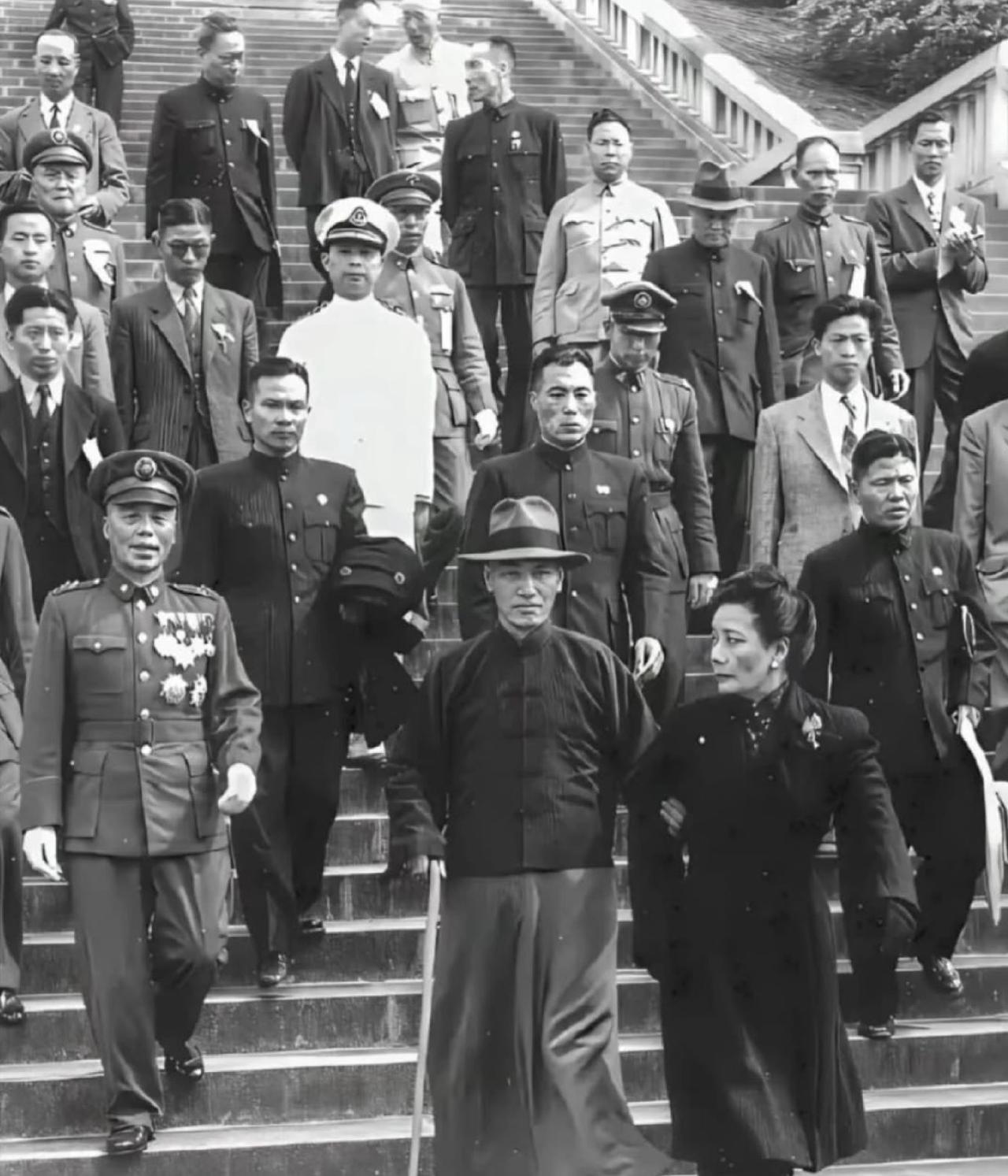 1948年，蒋介石和李宗仁参加完就职典礼之后，与一众人走下阶梯的照片，镜头中蒋介