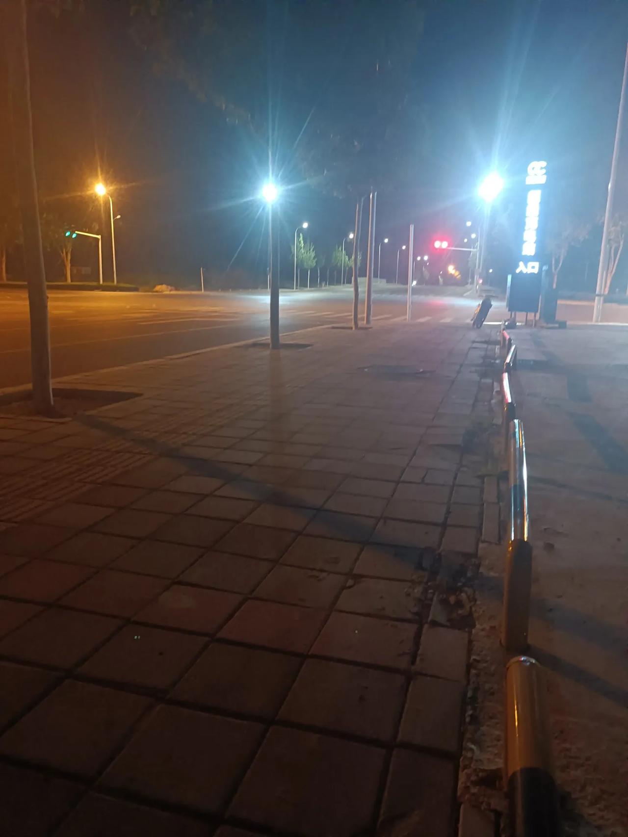 蹭空调的人也是分等级的:有人专门去商场，晃悠一天吃吃喝喝有人专门去地铁，不买