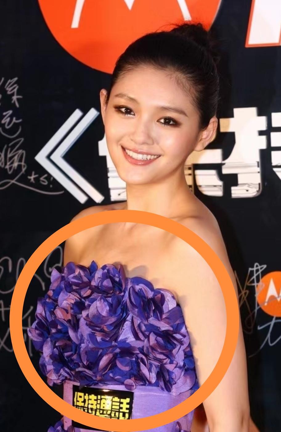 大S生前，真的特别喜欢鲜花。当年她为电影《保持通话》出席发布会，一身抹胸晚礼服