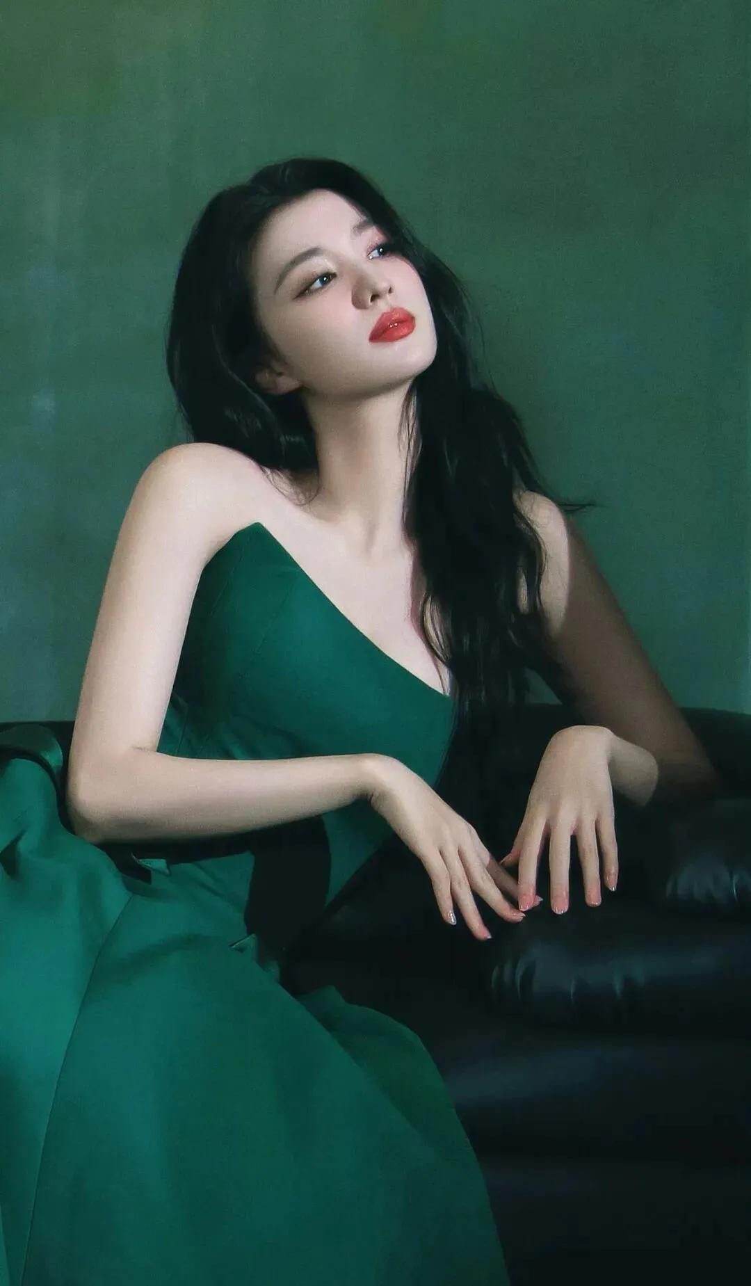 王楚然这图，终于懂“大美女从不是硬凹”了！抹胸裙衬的不是身材，是她舒展的肩