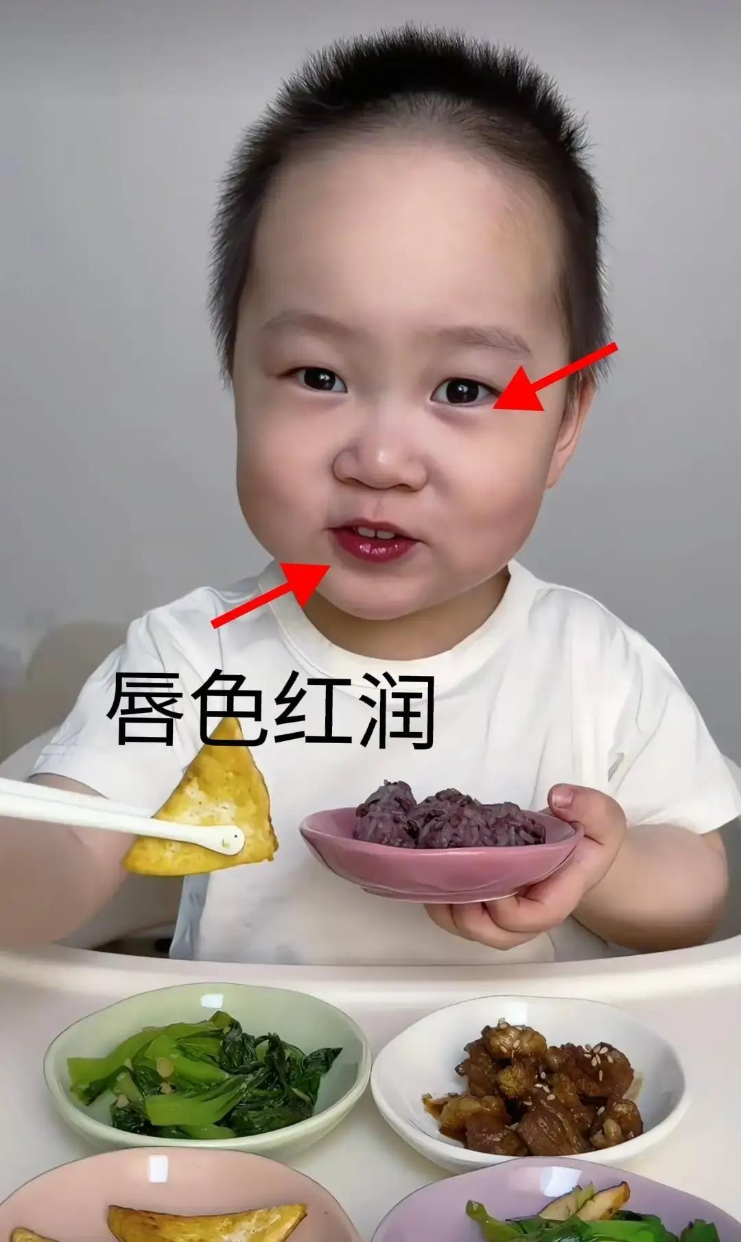 两岁网红宝宝米乐被质疑化妆！网友怒了：为了流量至于吗最近刷到不少网友讨论两岁