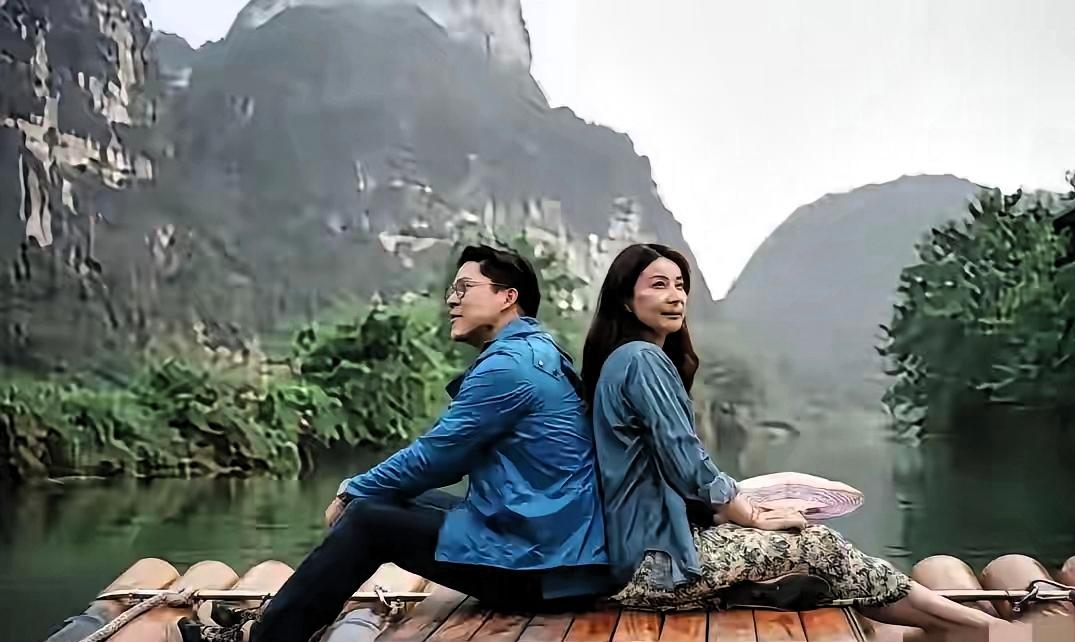 霍启刚，高调发文！4月7日，霍启刚突然在香港社媒高调发文，他大方公开分享了多张