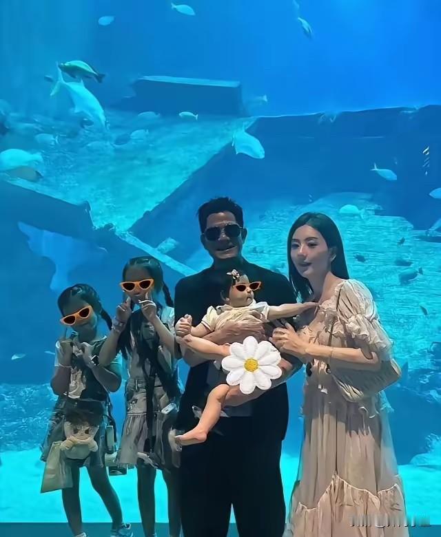 郭富城和老婆方媛一家逛野生动物园合照！夫妻俩陪着孩子们出游，方媛一袭白色长裙