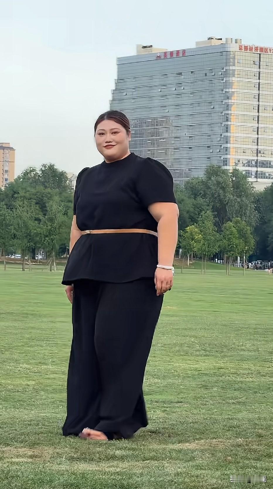 不用追，她跑不动。