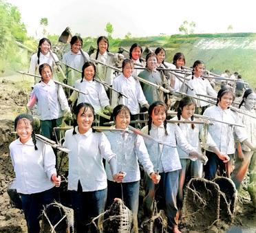 这是六十年代山西大寨“铁姑娘队”们。每位姑娘扎着辫子，面露微笑。当年，劳动人民最