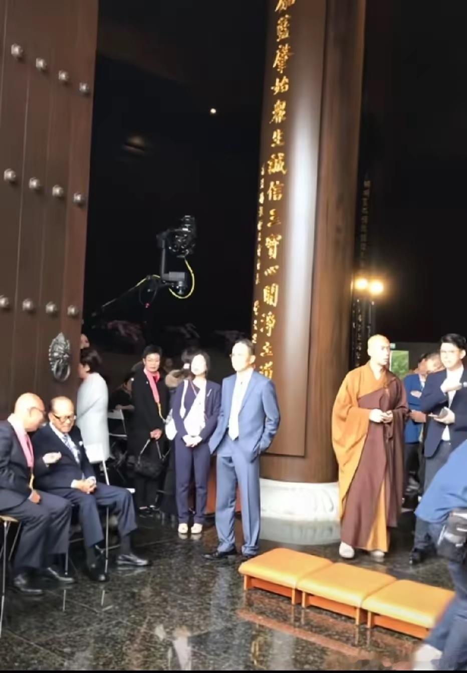 李嘉诚到访寺院礼佛时的一幕，大儿子李泽钜站在一旁，现场还有释定慧法师。​​​