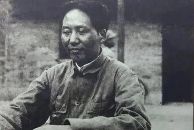这是毛主席在长征途中的一张照片，非常罕见！长征途中毛主席留下的照片非常之少，从江