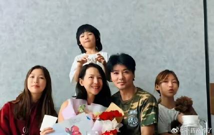 蔡少芬的女儿终于长大蜕变了，五官特别像爸爸张晋，真的是女大十八变，越变越好看！