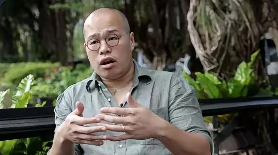 这是港独分子黎智英的一对儿女，现在他们祈求英国来救救自己已加入英国籍的父亲，他们