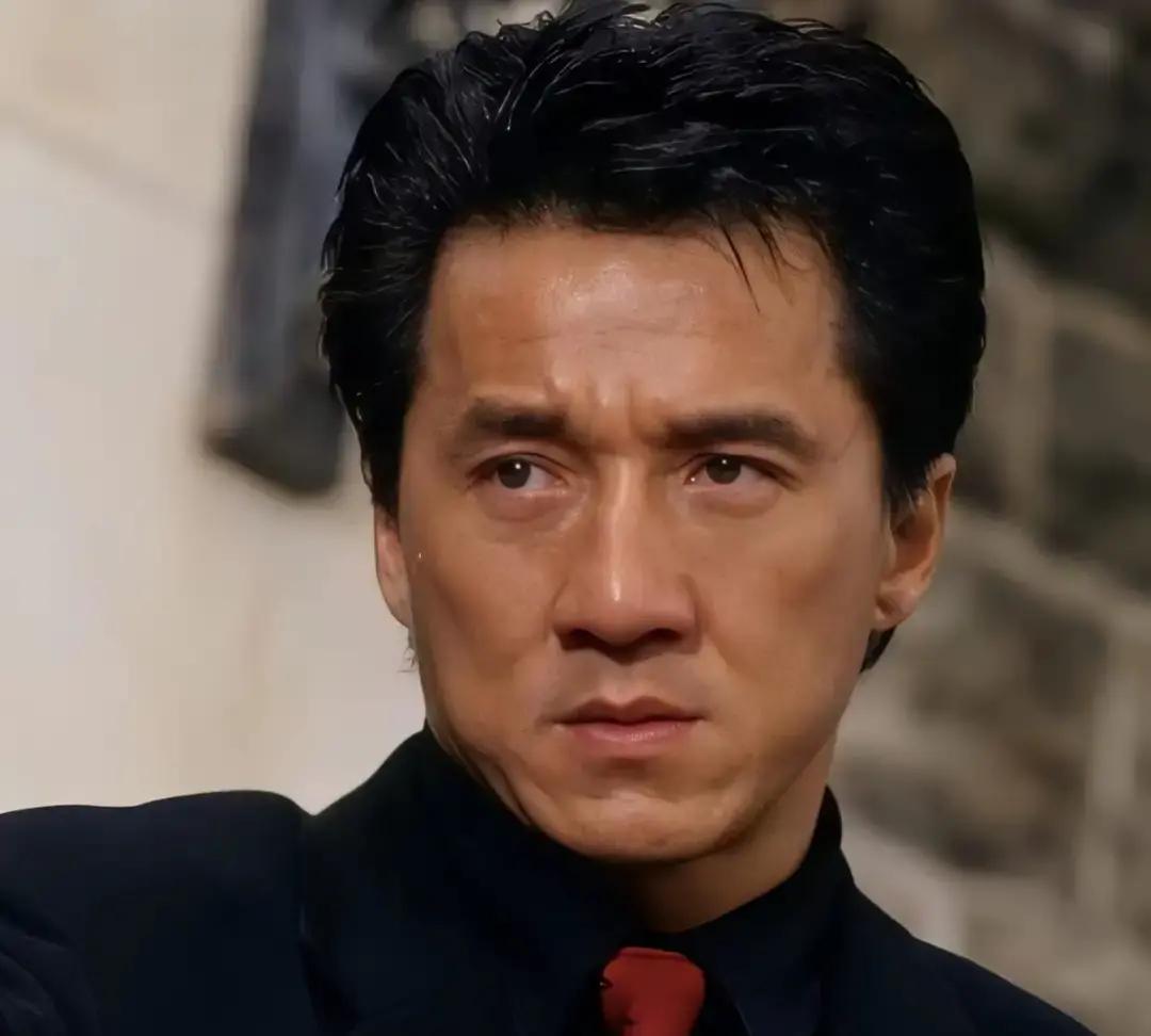 成龙当众拒收欧弟，全场安静3秒酒局上，欧弟扑通下跪，求成龙收徒。成龙没扶，