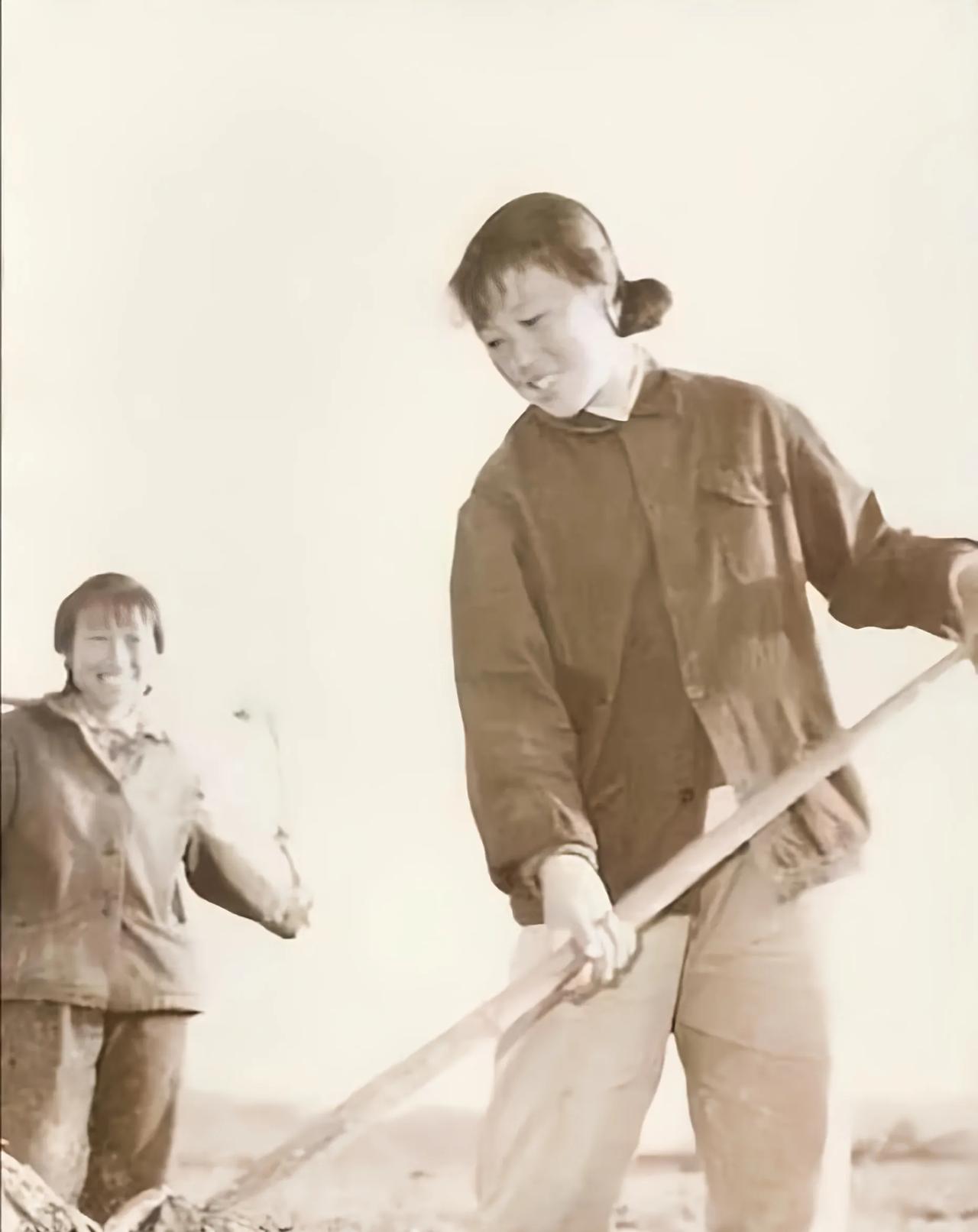 1978年，上海知青李亚茹抛下丈夫和3岁的女儿，果断回城。泛黄的寻人启事在2