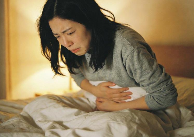 女人绝经后总失眠，未必只是年纪到了，可能是脏腑失调有些女人绝经后，最先冒出来