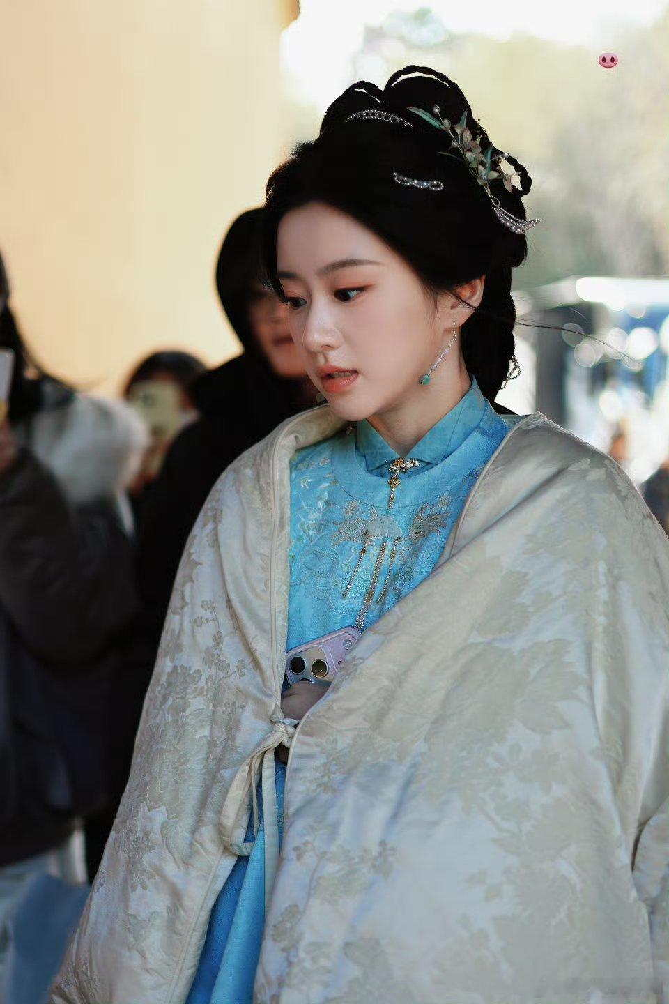 包上恩古装路透好惊艳～浅蓝色旗袍配米白披风，每一帧都像从画里走出来的！