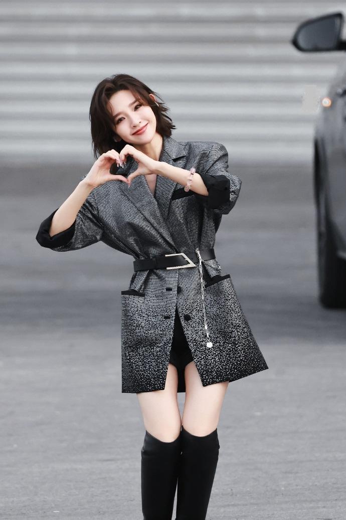 最近唐艺昕在录制浪姐的时候搭配了一身灰色的衣服，看上去很有高级感，气质也相当的出