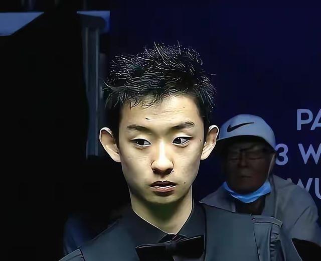 吴宜泽和赵心童其实不算传统大帅哥。吴宜泽脸尖眼睛鼓，被调侃像三星堆；赵心童单眼皮