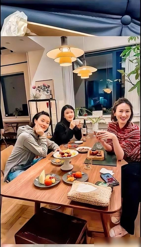 最近，52岁的吴越和好友一起聚餐，看她开心地像个少女。就是和朋友简单地喝茶聊天，