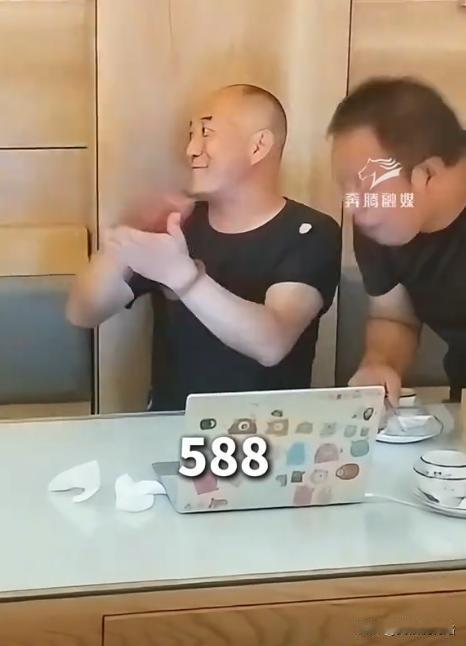 “上岸了！”内蒙古，爸爸陪女儿凌晨查分，女儿吓得不敢看，躲得远远的！直到爸爸喊出