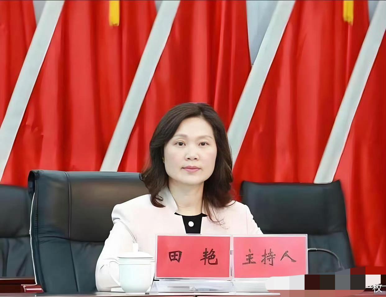 贵州这个落马的县委书记有意思，外号田哥艳姐，形容她做事雷厉风行，果敢泼辣。可是私