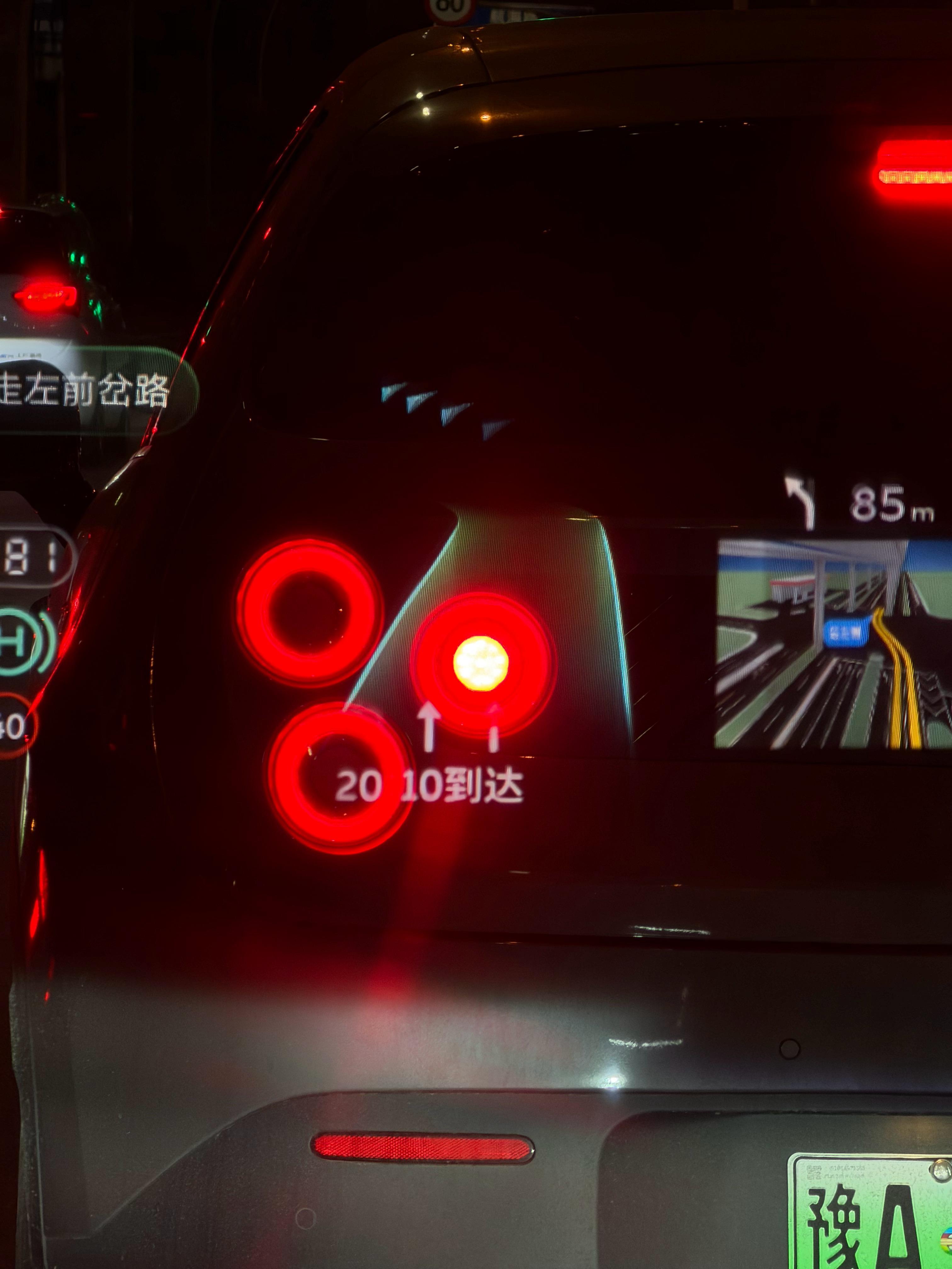 你别说，这萤火虫尾灯蛮有辨识度的