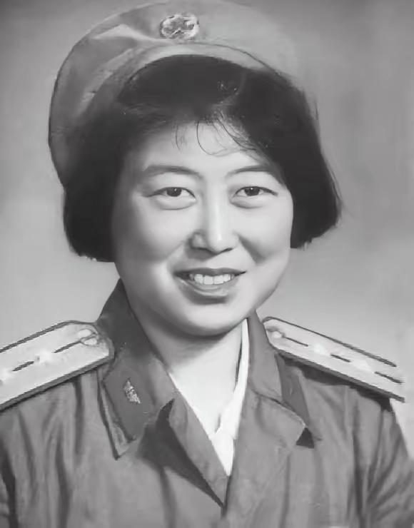 1964年女飞行员绝密任务背后的感人故事1964年，热恋中的女飞行员，被派