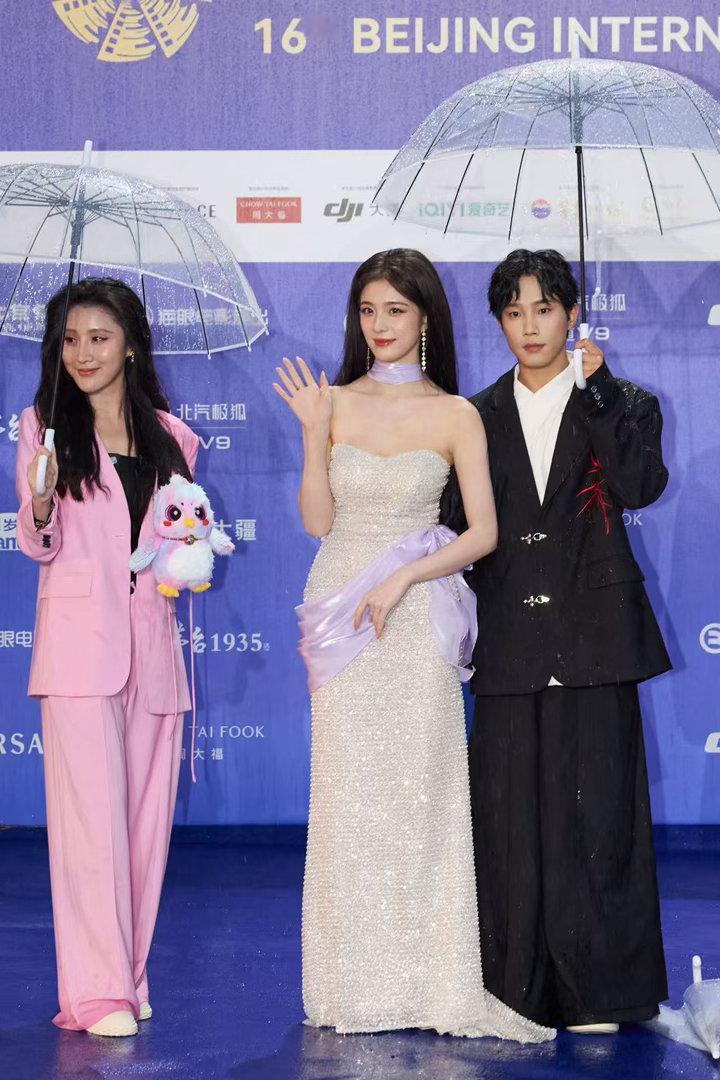 钟丽丽被雨淋了红毯上出现小意外，有人会慌，有人会尴尬，但钟丽丽选择用笑回应。雨