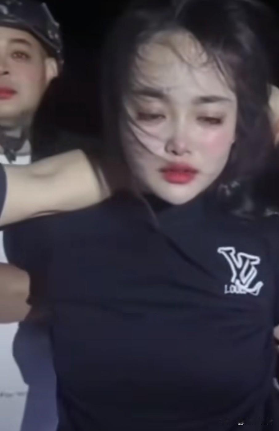 柬埔寨女子持枪劫囚！别被“侠女滤镜”骗了真相💥11月18日柬埔寨柴桢省法