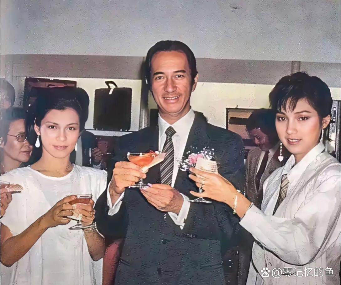 翁美玲，戚美珍和赌王的一张合照。