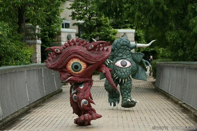 银河奥特曼S剧照。银河奥特曼打怪兽，一红一绿两只大眼怪看起来好真的萌啊！