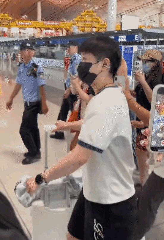 莎莎今天走得步伐太赞了！[赞]莎莎似乎听到了球迷给她的建议，走在机场的她，没有